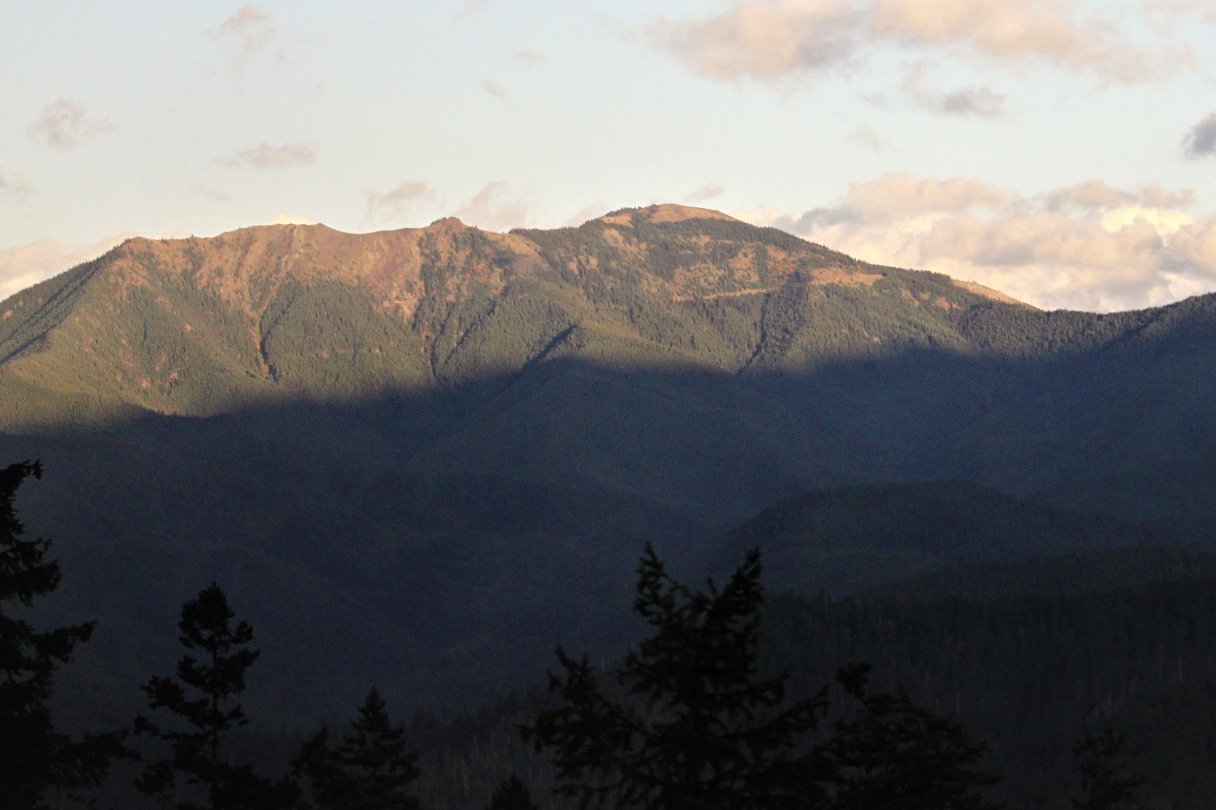 Evening light on the bare upper slopes of Blue Mountain above Deer Park, with the lower ridges already in shadow